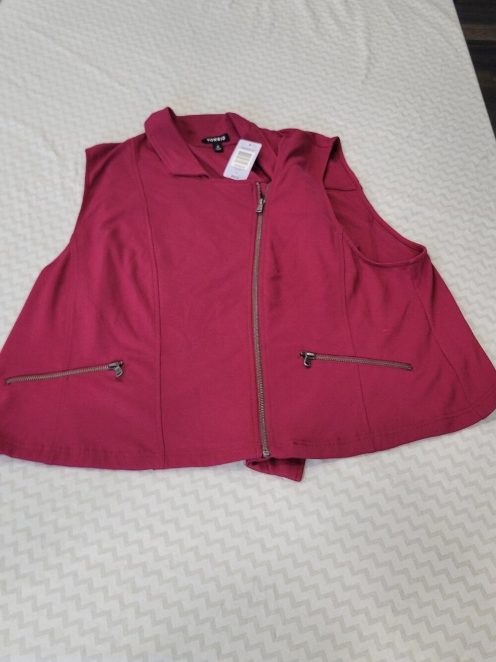 NWT Torrid Vest Sleeveless Jacket Full Zip with Pockets Size 4 Burgundy